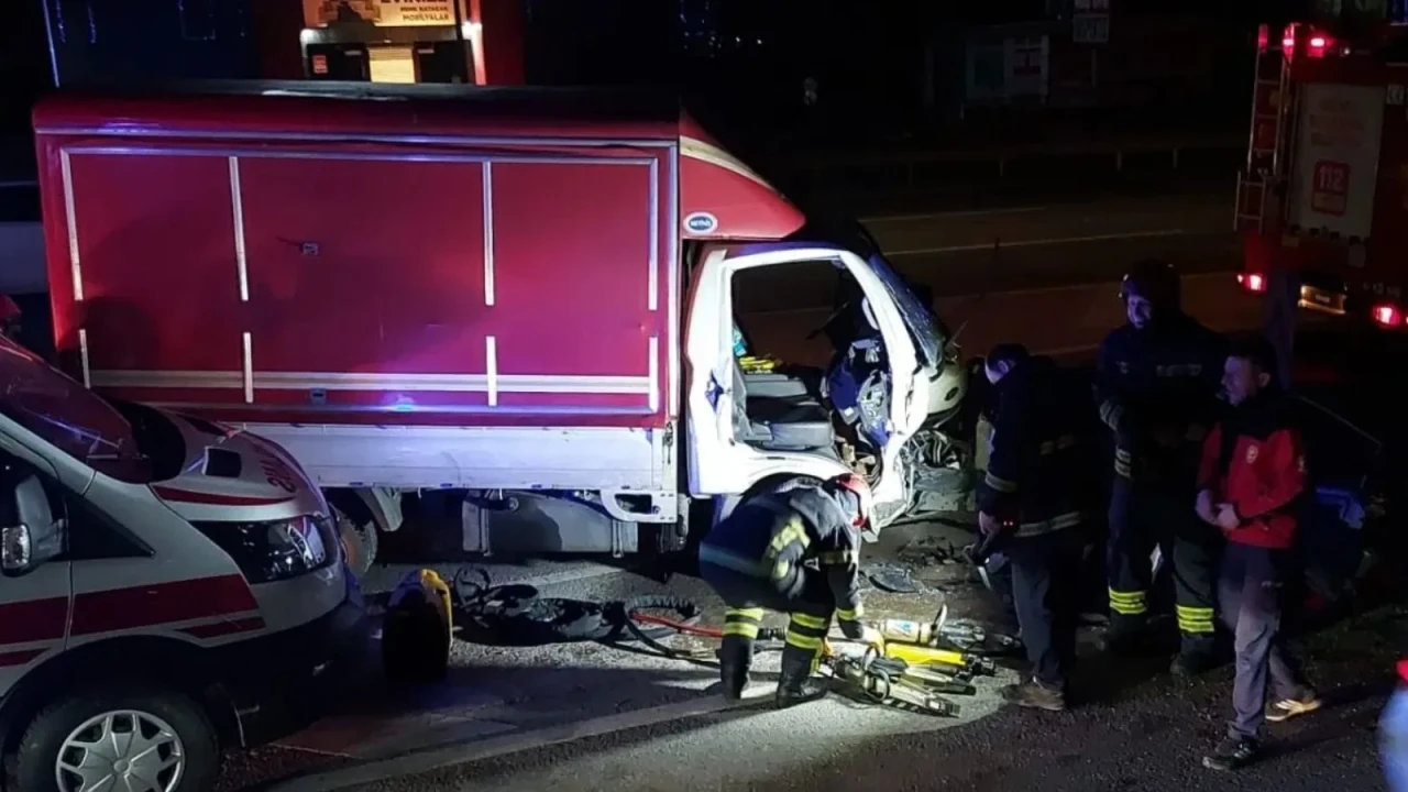 Gebze'de Korkunç Kaza: Kamyonet Bariyere Saplandı, Bir Kişi Yaralandı