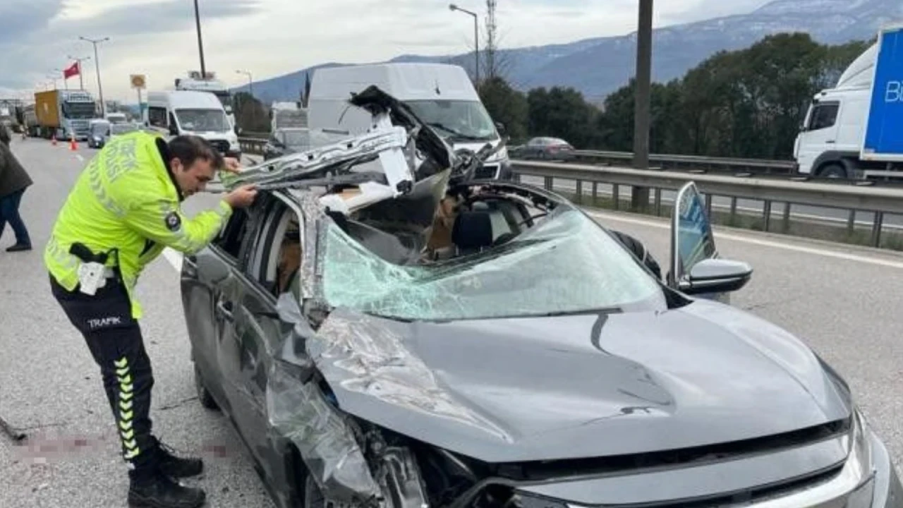 TEM Otoyolu Kocaeli Geçişinde Korkunç Kaza: Otomobilin Tavanı Koptu!