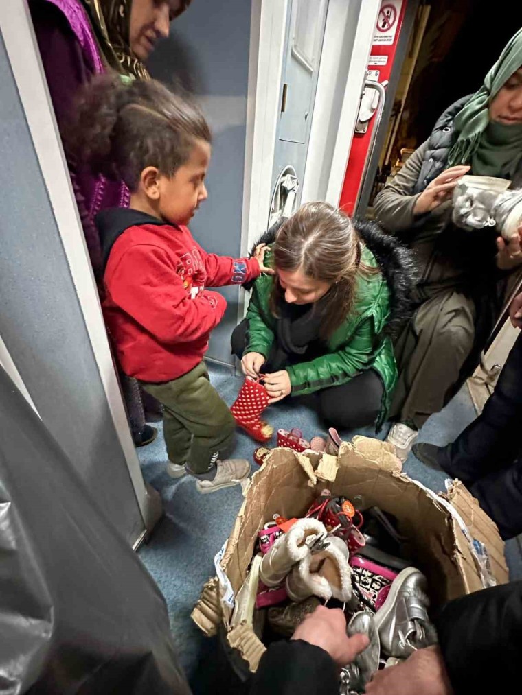 Depremzede Çocuklara Anne Şefkati